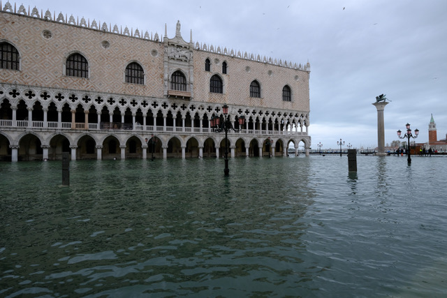 Piazza San Marco invasa dall'acqua alta. Venice - High Tide in St. Marcus Sq.