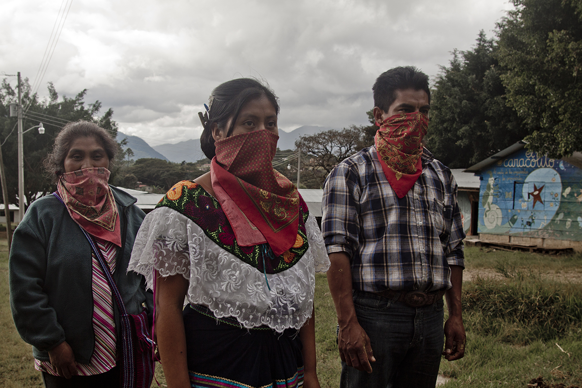 Group of zapatistas of different ages. Grupo de zapatistas de varias edades.