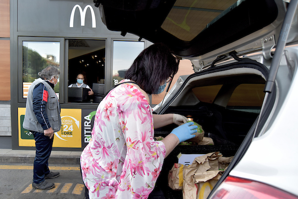McDonald dona pasti per persone in difficoltà